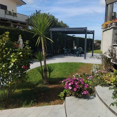 Apartment In Seminterrato Zannone